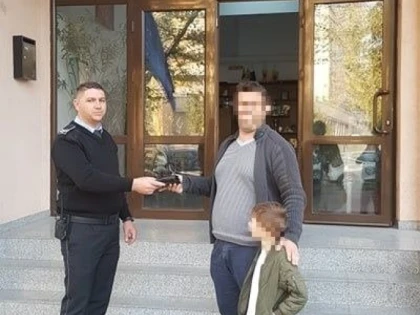 Poliţiştii locali i-au returnat unui arădean portmoneul pierdut