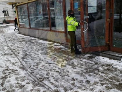 Polițiștii locali se iau la trântă cu cetățenii, dar nu văd străzile nedeszăpezite din administrarea primăriei
