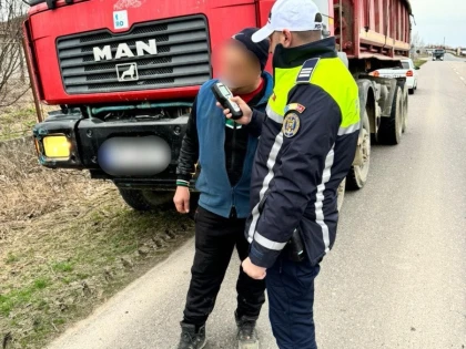 Polițiștii, obligați să îi testeze pentru alcool și pe șoferii cu sticle de băutură goale în mașină