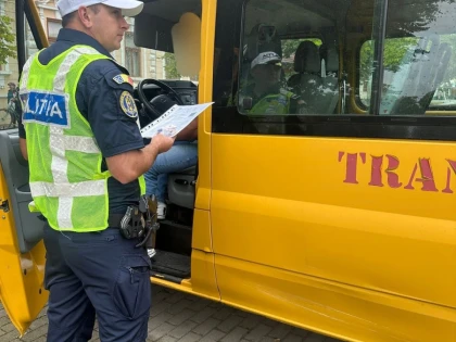 Polițiștii rutieri arădeni au început verificarea microbuzelor școlare