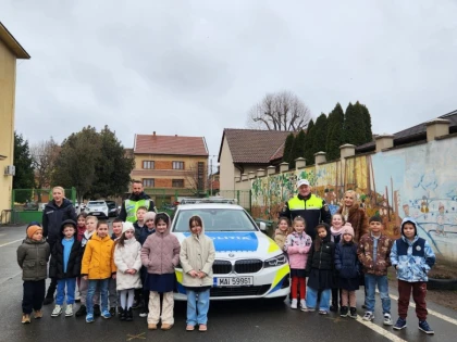 Polițiștii rutieri, lecție de siguranță pentru 100 de elevi de la Colegiul Național „Vasile Goldiș” din Arad
