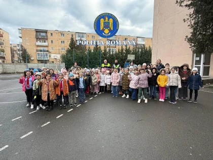 Polițiștii rutieri, lecție de siguranță pentru elevii Școlii „Avram Iancu” Arad