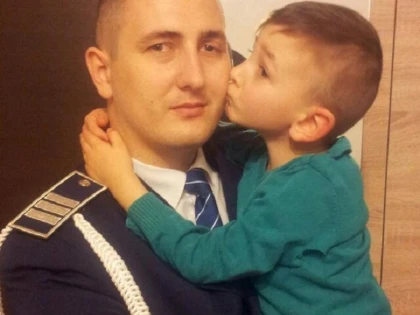 Polițistul erou din Șiria are nevoie de noi pentru a-și recăpăta vederea
