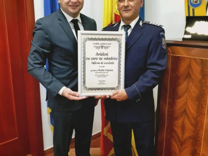 Poliţistul salvator Radu Vasiescu a primit diploma „Arădeni cu care ne mândrim”