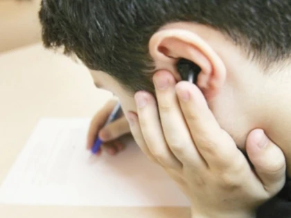 Pompier din Ineu, condamnat după ce a copiat la Bacalaureat cu echipamente de comunicații la distanță
