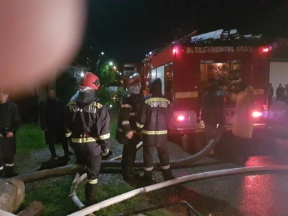 Pompierii arădeni au intervenit în 12 localități afectate de inundații, în ultimele 24 de ore