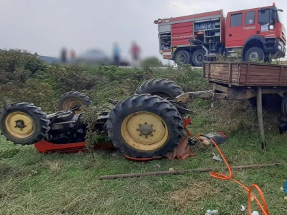 Pompierii arădeni au salvat două persoane, care au rămas blocate sub un tractor