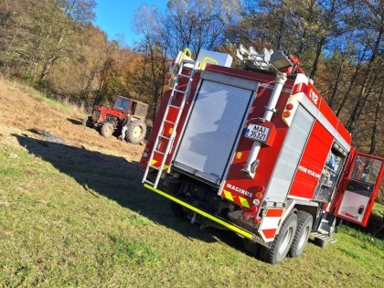 Pompierii arădeni au salvat un bărbat peste care s-a răsturnat un tractor