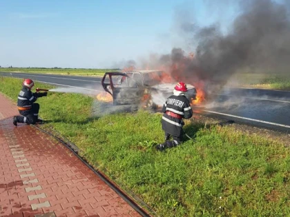 Pompierii arădeni au stins două incendii în această dimineață