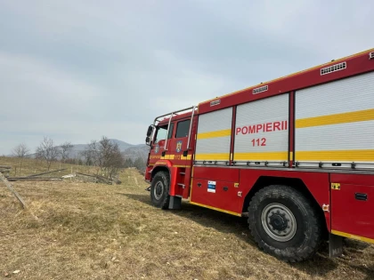Pompierii arădeni continuă lupta cu incendiile de miriști. 18 intervenții într-o singură zi
