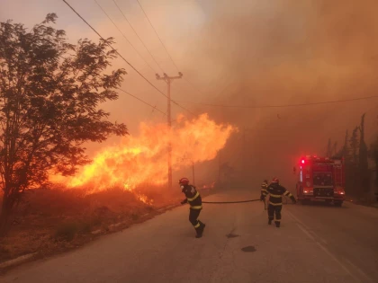 Pompierii arădeni continuă lupta cu incendiile din Grecia
