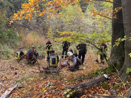 Pompierii arădeni continuă misiunile de stingere a incendiilor din Parcul Național Domogled - Valea Cernei