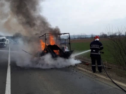 Pompierii au intervenit la două incendii. DN7 a fost blocat pe ambele sensuri