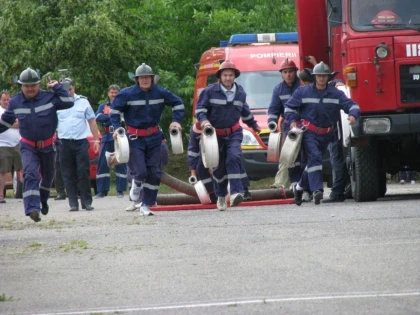 POMPIERII CARE AU SALVAT VIATA UNUI FOTBALIST AU FOST AVANSATI IN GRAD