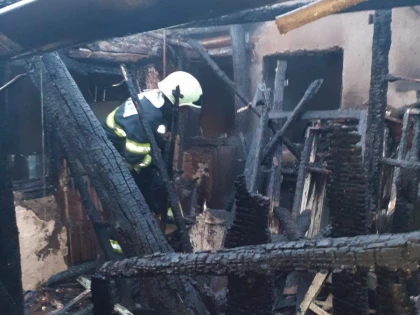 Pompierii din Ineu au intervenit astăzi la două incendii