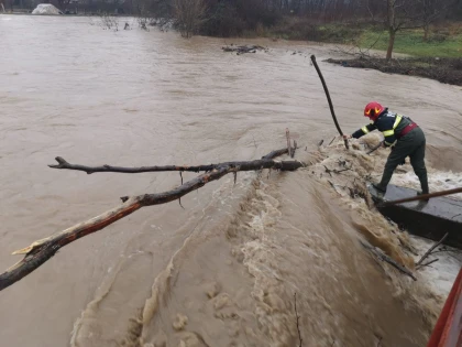Pompierii intervin în județ, în urma inundațiilor