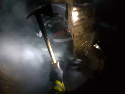 Pompierii nu s-au luptat doar cu flăcările în cazul casei incendiate de la Macea, ci și cu „proprietarul“