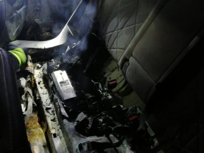 Pompierii s-au chinuit trei ore să stingă incendiul izbucnit la o mașină hibrid, la Vladimirescu