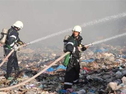 POMPIERII S-AU LUPTAT CINCI ORE CU UN INCENDIU IZBUCNIT LA GROAPA DE GUNOI LIPOVA