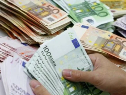 Populația și firmele, cu datorii tot mai mari la bănci în 2020