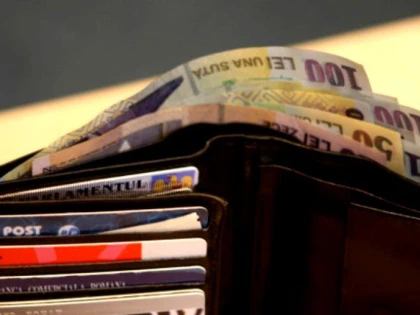 Portofel cu 2.000 de euro, găsit pe jos la Târgul de Crăciun şi restituit proprietarei
