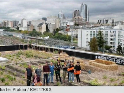 Poștașii din Paris cultivă legume și cresc găini pe acoperișul Poștei