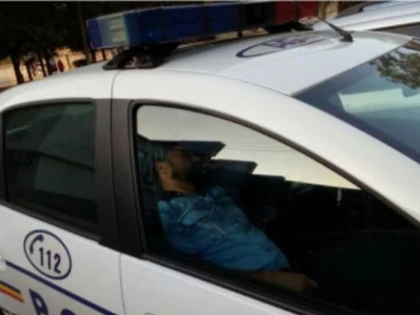 Povestea din spatele pozei cu polițistul care "doarme" în timpul serviciului