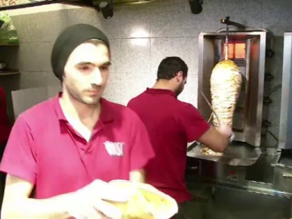 Povestea refugiaților sirieni angajați la un fast-food ardelenesc