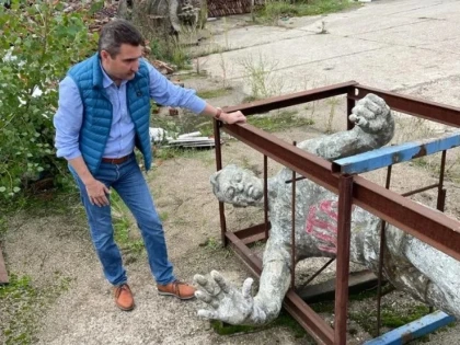 Poveștile lui DrujBibi: Astăzi, despre statuia marelui Petschovschi