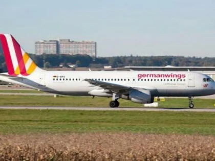 PRABUSIREA AVIONULUI A320: UNUL DINTRE CEI DOI PILOTI, BLOCAT IN AFARA COCKPITULUI