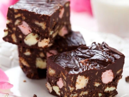 PRAJITURA "ROCKY ROAD" CU NUCI