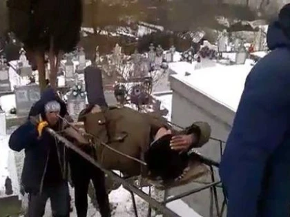 Prea mult și prea des! Bătrân abandonat de copii în cimitir, salvat de străini