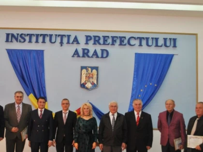 Prefecții postdecembriști au primit diplome de onoare din partea Prefecturii Arad