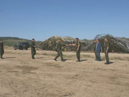 PREFECTUL COSMIN PRIBAC A PARTICIPA LA UN EXERCITIU MILITAR IN POLIGONUL DUD-TAUT