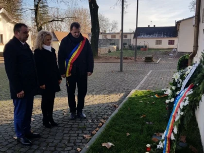 Prefectul și subprefectul au depus o coroană de flori la Castelul de la Săvârșin