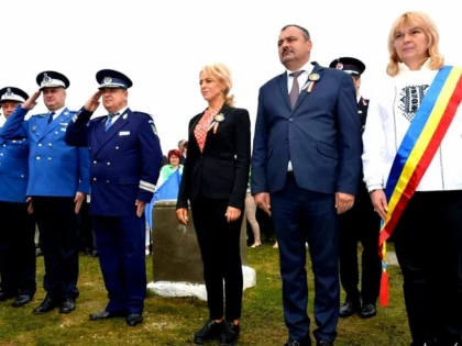 Prefectul și subprefectul au participat la Târgul de Fete de pe Muntele Găina