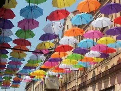 PREGATIRI PENTRU ZILELE ARADULUI: UMBRELUTE SI STEGULETE COLORATE, IN ORAS