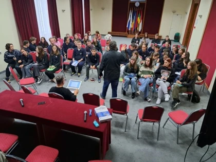 Premieră în România: 43 de elevi au scris, împreună, un poem într-un atelier renshi!