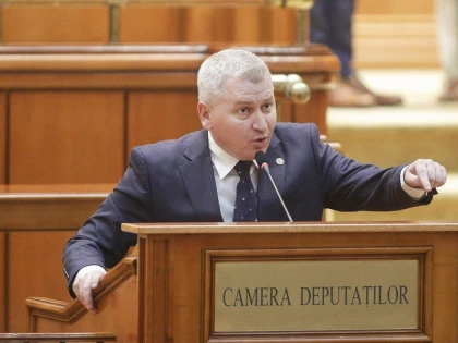 Premierul Ciucă, către ministrul Roman, cel care a inventat că a scris o carte: „Demisia ar fi un gest onorabil”