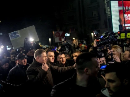 PRESEDINTELE IOHANNIS S-A INTALNIT 20 DE MINUTE CU PROTESTATARII DIN PIATA UNIVERSITATII