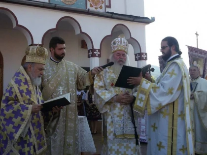 PREZENȚA MITROPOLITULUI BANATULUI ÎN ARHIEPISCOPIA ARADULUI, MOMENT DE MARE BUCURIE DUHOVNICEASCĂ