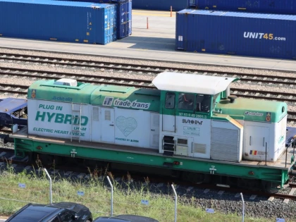 Prima locomotivă hibrid, construită 100% în România, funcționează la Curtici