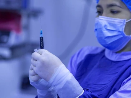 Prima persoană din țară care se vaccinează împotriva Covid este un medic din București