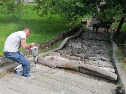 Primăria a demarat lucrările de reabilitare a treptelor de pe digul Mureșului