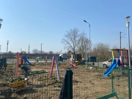 Primăria Arad a demarat lucrările de amenajare a locurilor de joacă cu pardoseală cauciucată de tip tartan