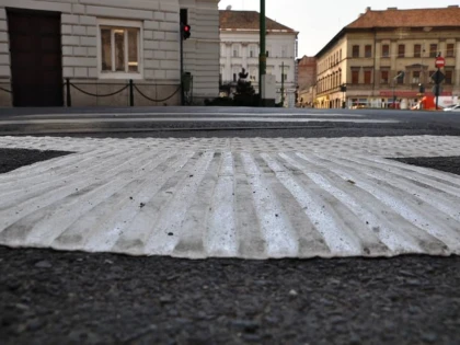 PRIMARIA ARAD A INCEPUT INSTALAREA DE MARCAJE TACTILE DE SEMNALIZARE A TRECERILOR DE PIETONI