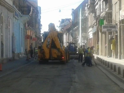 PRIMARIA ARAD DERULEAZA UN PROGRAM DE ASFALTARE A STRAZILOR