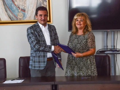 Primăria, Colegiul Economic şi 12 firme au semnat un contract pentru formarea elevilor prin învăţământul dual