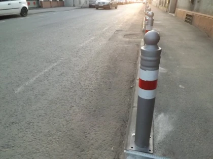 Primăria încurcă circulația cu stâlpii de lângă pistele de biciclete