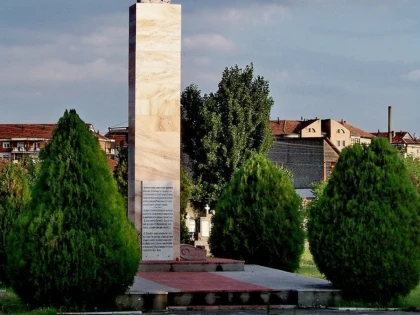 Primăria renovează obeliscul eroilor sovietici. Monumentul Marii Uniri mai așteaptă